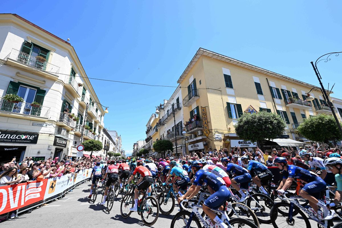LIVE etappe 11 Giro d'Italia | Drietal met daarbij twee Visma | Lease a Bike-lieden krijgt paar minuten voorsprong