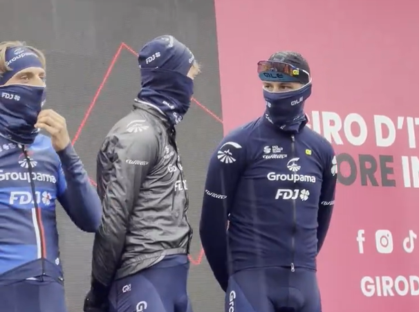 LIVE etappe 16 Giro d'Italia 2024 | Renners worden bij erbarmelijke omstandigheden gepresenteerd, onduidelijkheid troef