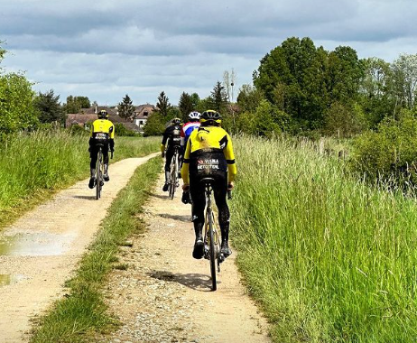 🎥 Drukke dag voor vijftal uit Tourploeg Visma | Lease a Bike: verkenning gravelrit en direct het vliegtuig in