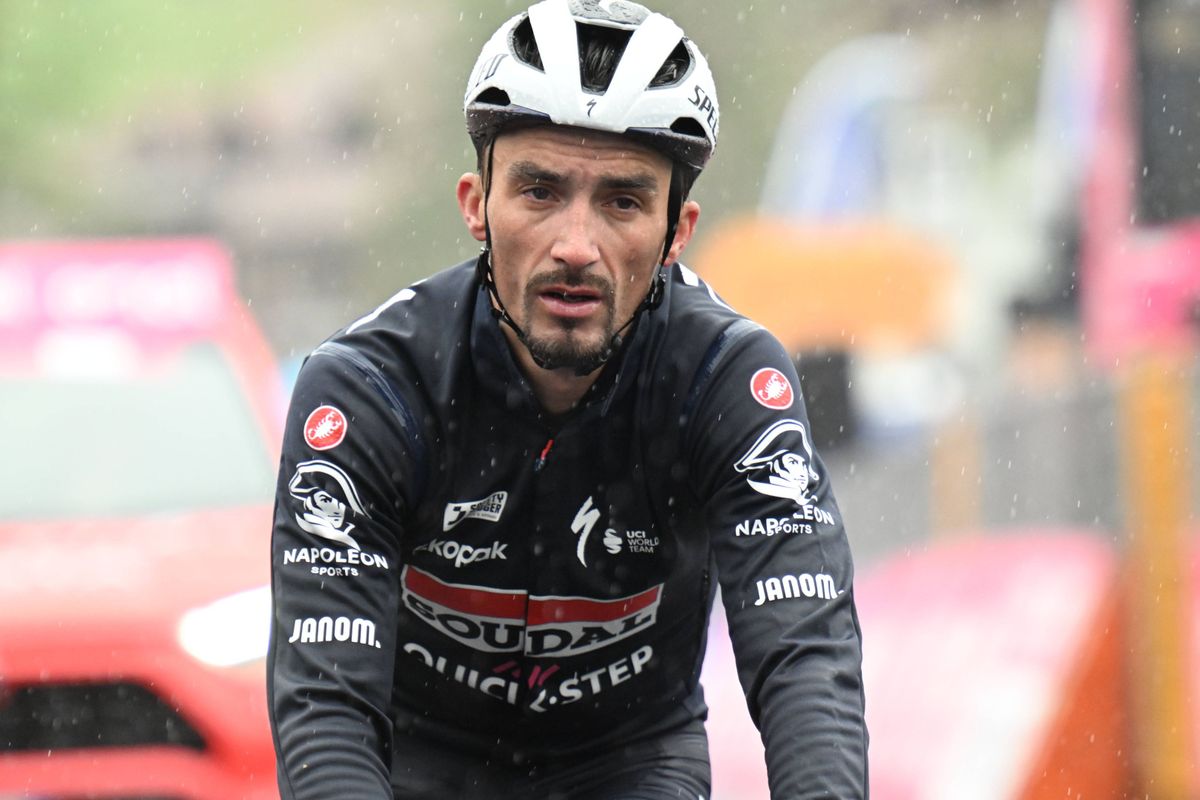 Boetes en tijdstraffen Giro d'Italia 2024 | Alaphilippe maakt 'mooie weer', maar deed ook z'n helm even af...