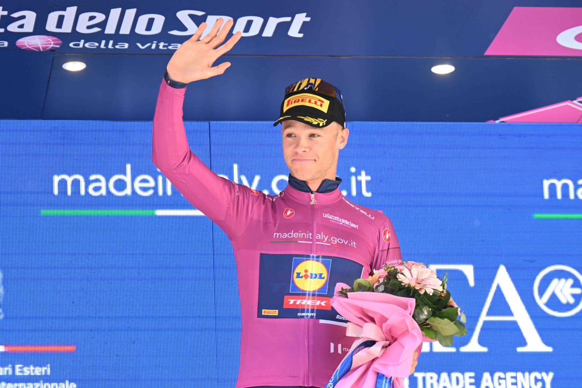 Klassementen Giro d'Italia 2024: een aantal 'verschuivingen' door DNS Uijtdebroeks, Milan steviger in paars