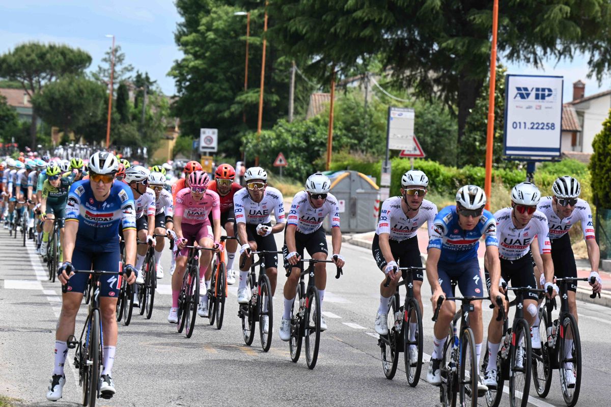 LIVE etappe 15 Giro d'Italia 2024 | Strijd om kopgroep, dagzege en Giro-klassement!