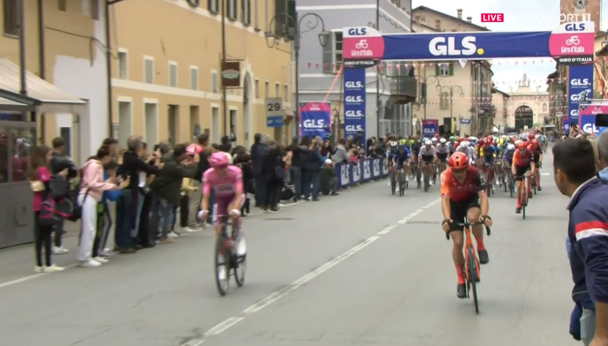 LIVE etappe 3 Giro d'Italia 2024 | Pogacar pakt twee boni's aan de tussensprint, de geaccidenteerde finale kan beginnen!