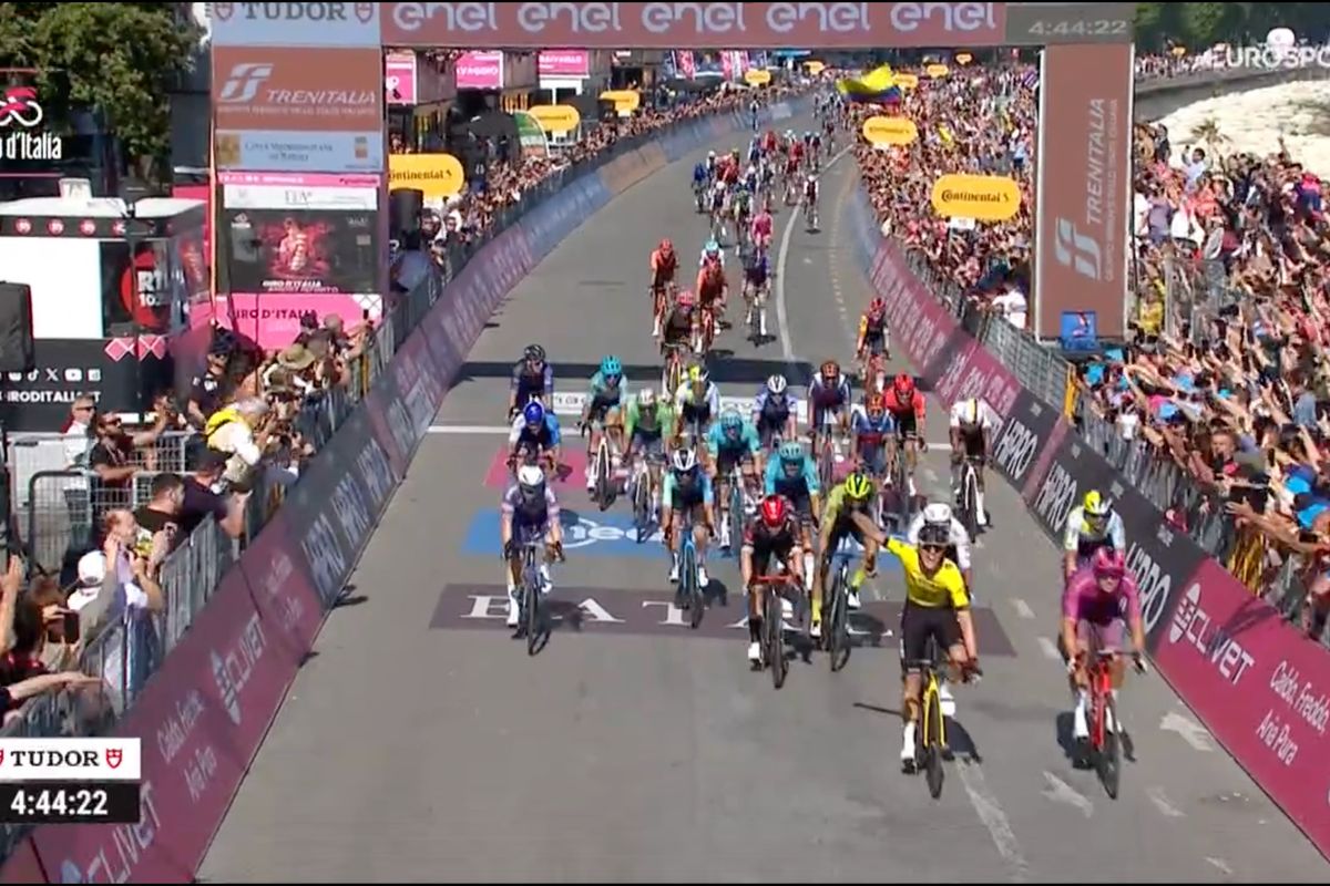 Olav Kooij klopt paarse beer Milan op de streep in negende etappe Giro d'Italia