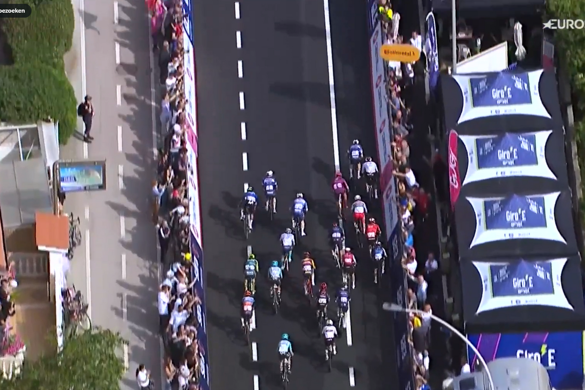 Daar gaat de paarse trui: Tim Merlier wordt officieel gedeclasseerd na onhandig manoeuvre in Giro-sprint