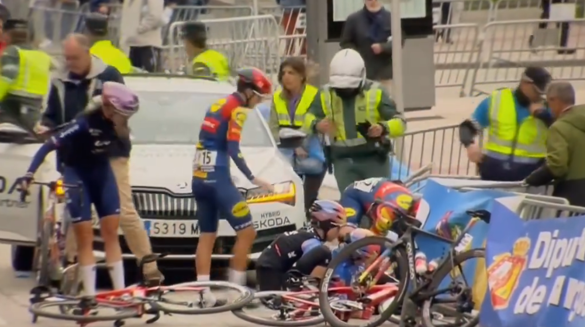 UCI smeert Brand drie minuten aan na tussenstop bij zwaar gevallen Balsamo: 'Volgde gewoon mijn menselijk instinct'