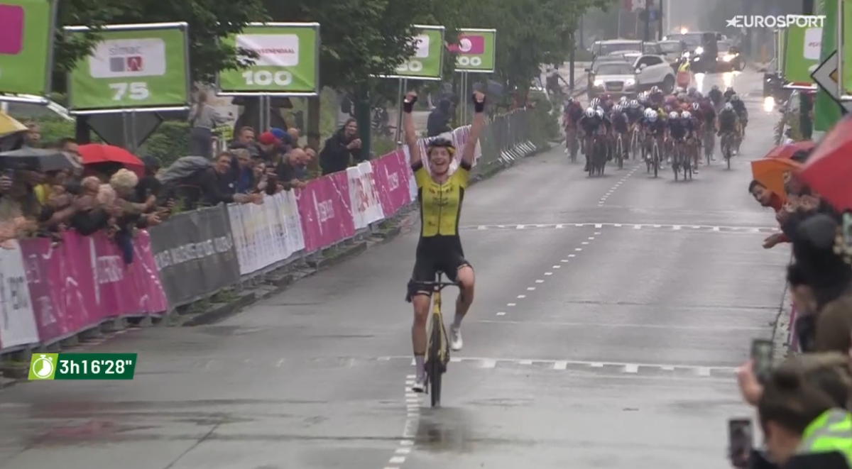 Riejanne Markus soleert in apocalyptische omstandigheden naar zege in Veenendaal-Veenendaal Classic voor vrouwen