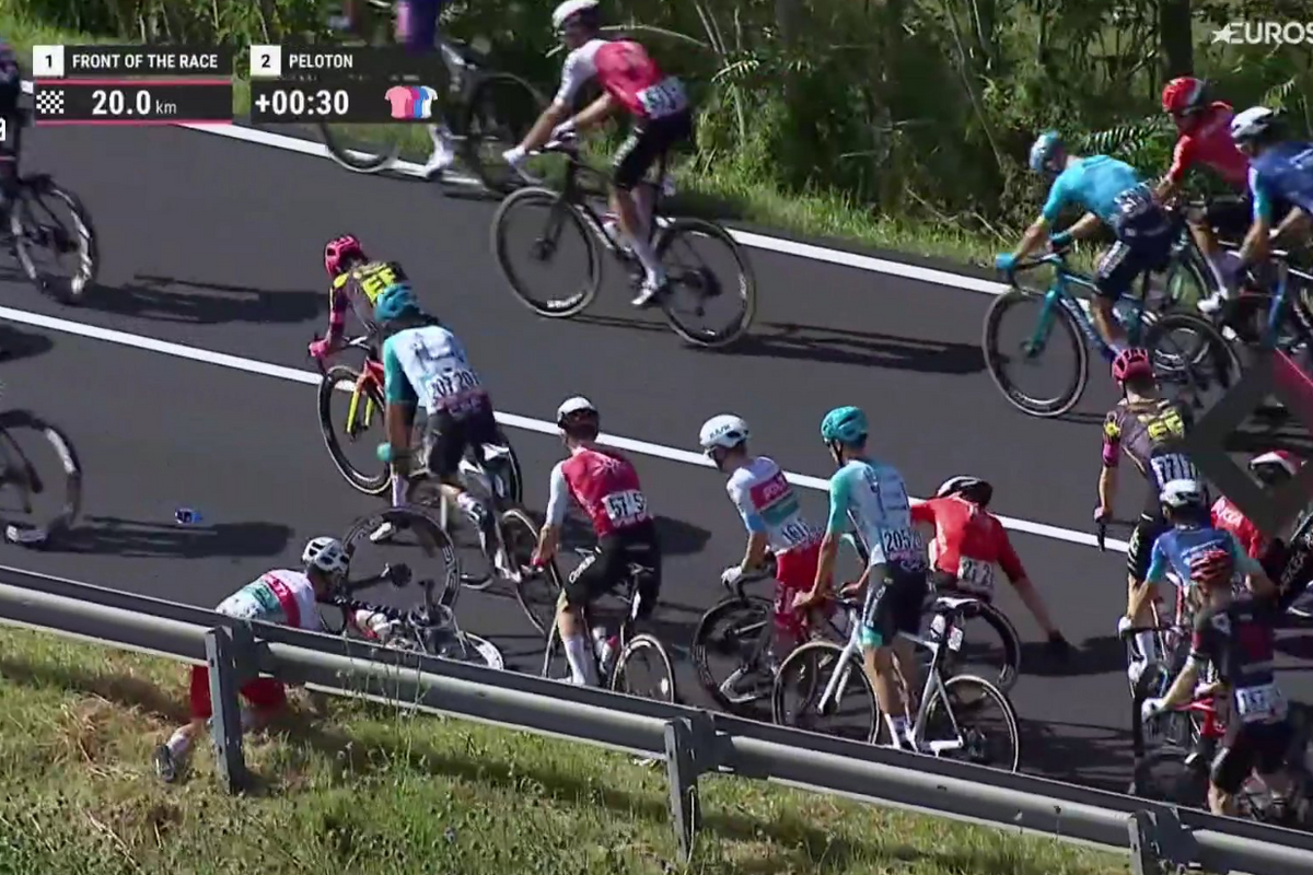 LIVE Giro d'Italia 2024 | Stevige valpartij met David Dekker verstoort rust in het peloton