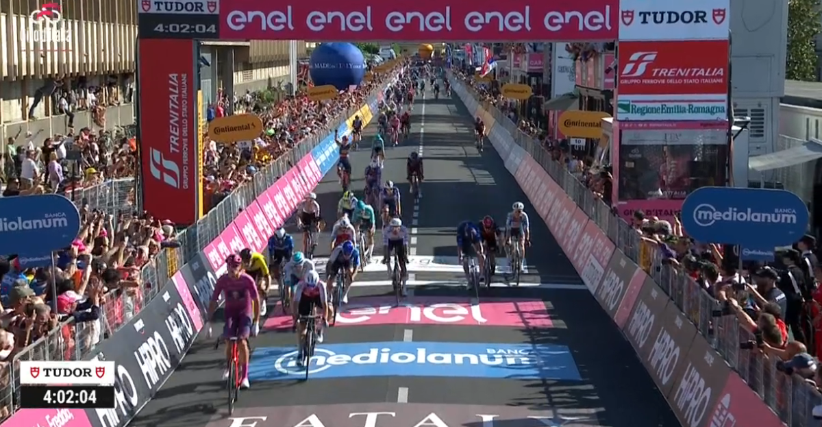 Uno, due, tre! Jonathan Milan heeft Giro-hattrick beet na nieuwe weergaloze lead-out van Lidl-Trek