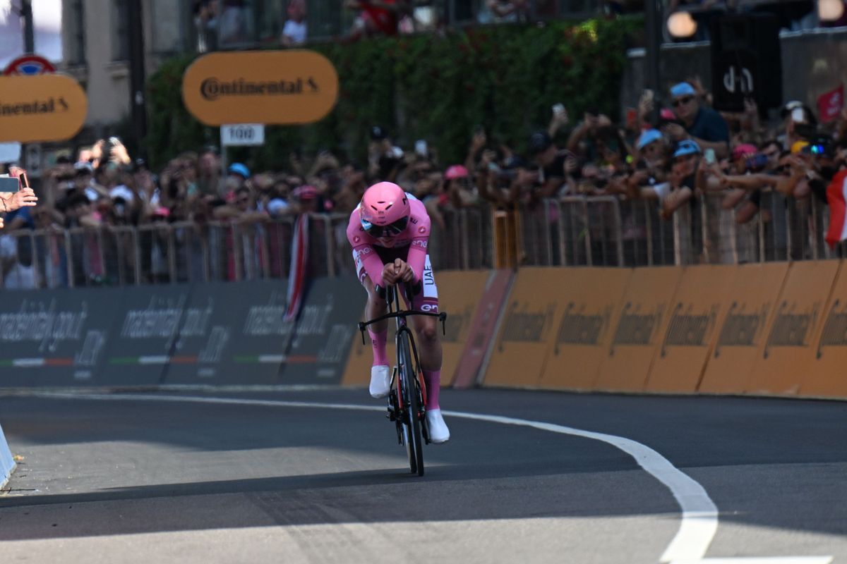 Pogacar legt uit hoe hij 2.44 (!) van zijn 3.41 voorsprong pakte in Giro-tijdritten: 'En heb nog veel marge'