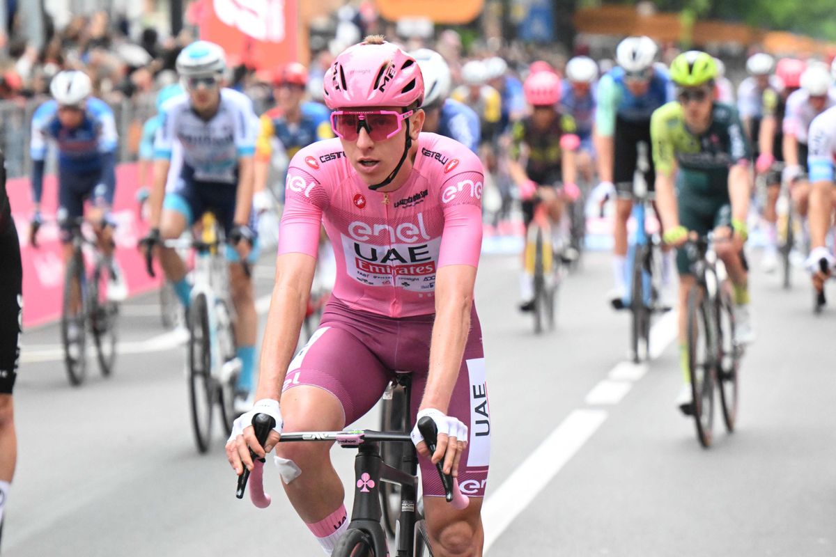 UCI dreigde Pogacar en UAE met diskwalificatie na roze-paarse RCS-pak in Giro (en dus startte Pogi in zwart)