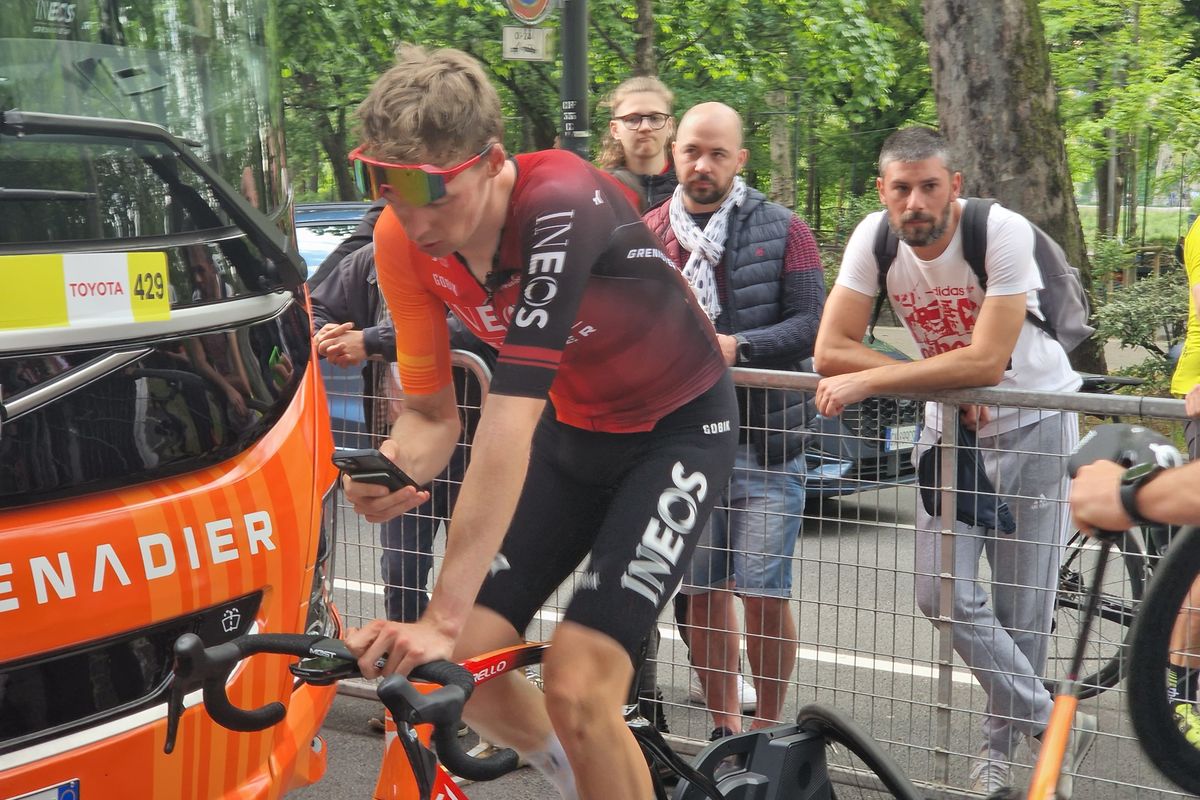 Arensman hurries into team bus, heavily disappointed, but INEOS remains courageous after huge setback