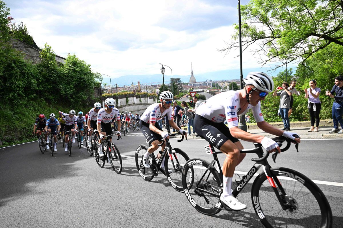 LIVE etappe 15 Giro d'Italia 2024 | Tempobeulen UAE reguleren tempo achter grote kopgroep