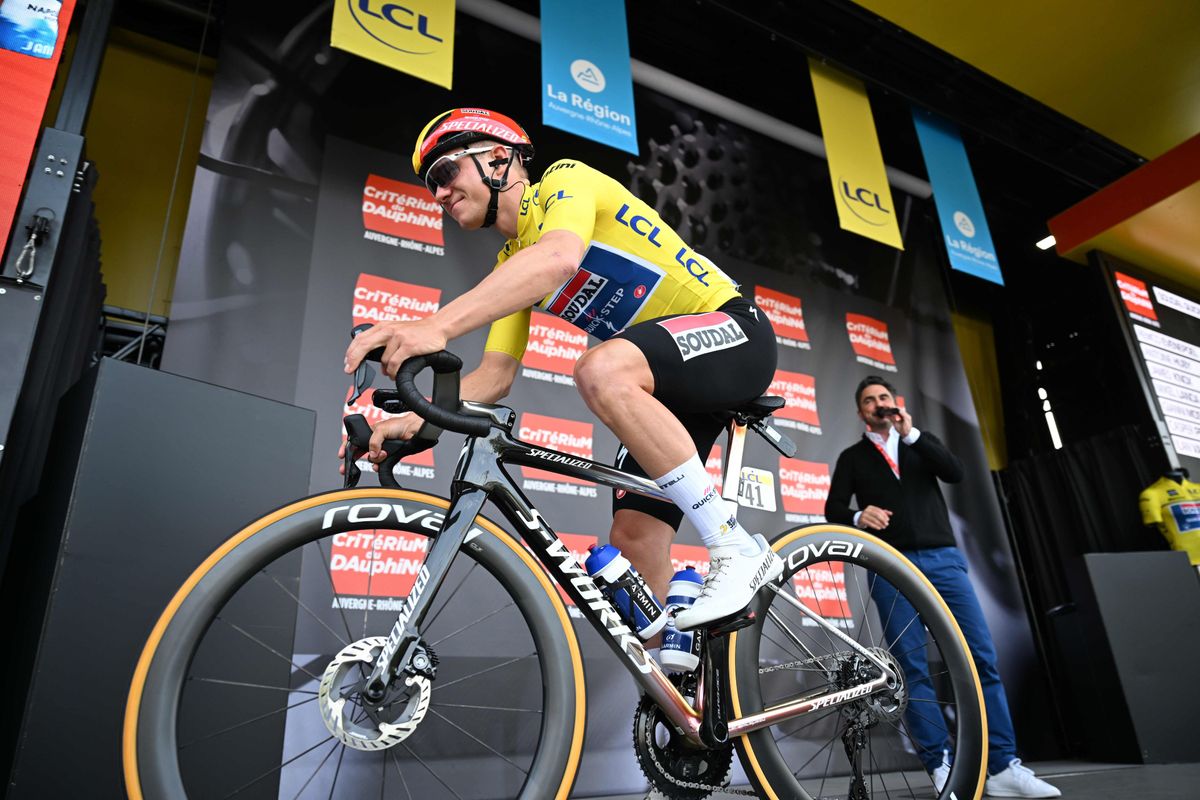 Lefevere vindt plan met oortjes omwille van veiligheid 'belachelijk idee': 'Eerste geel mag naar de UCI'