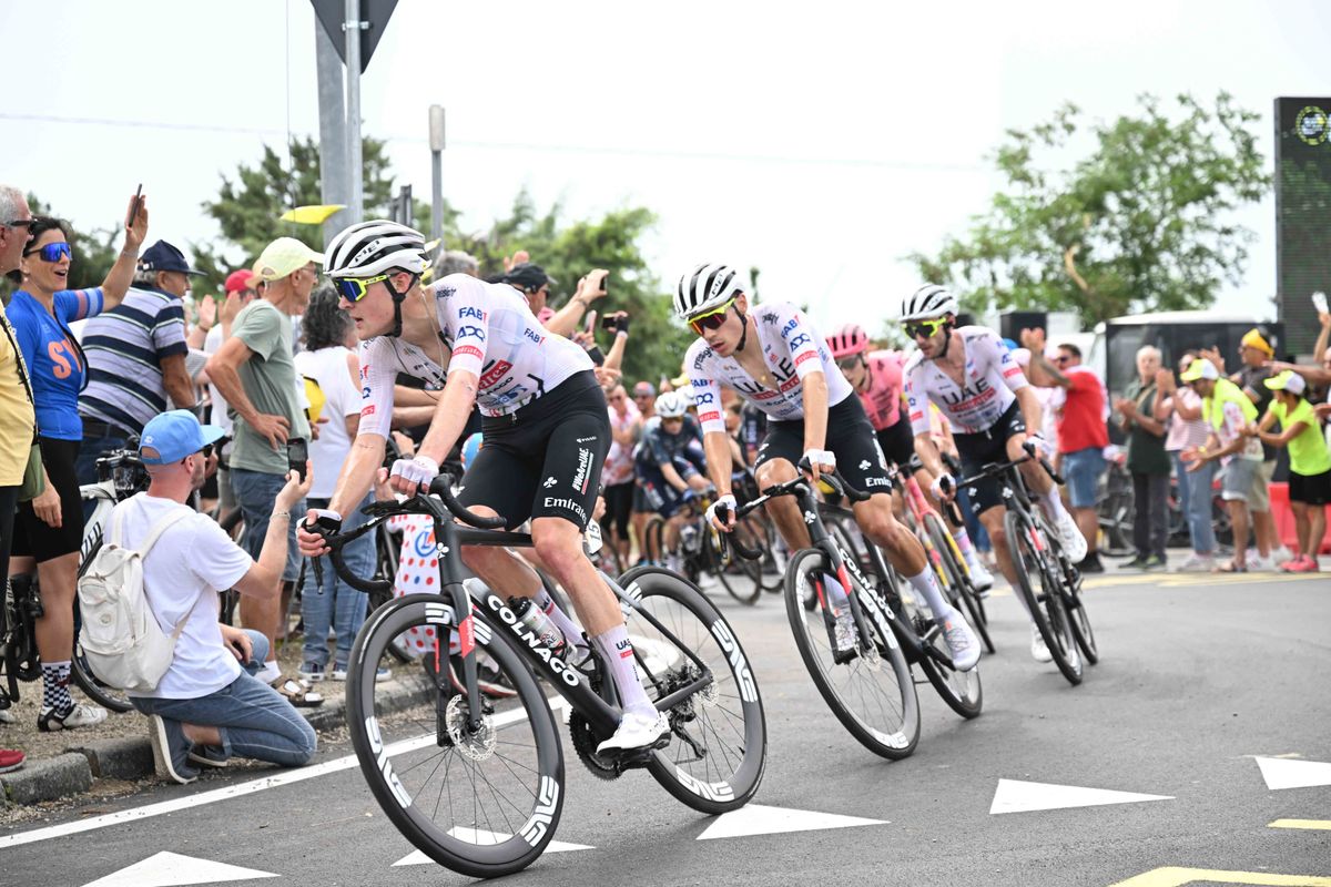LIVE etappe 4 Tour de France 2024 | UAE lijkt kopgroep met onder meer Van der Poel strak te willen houden
