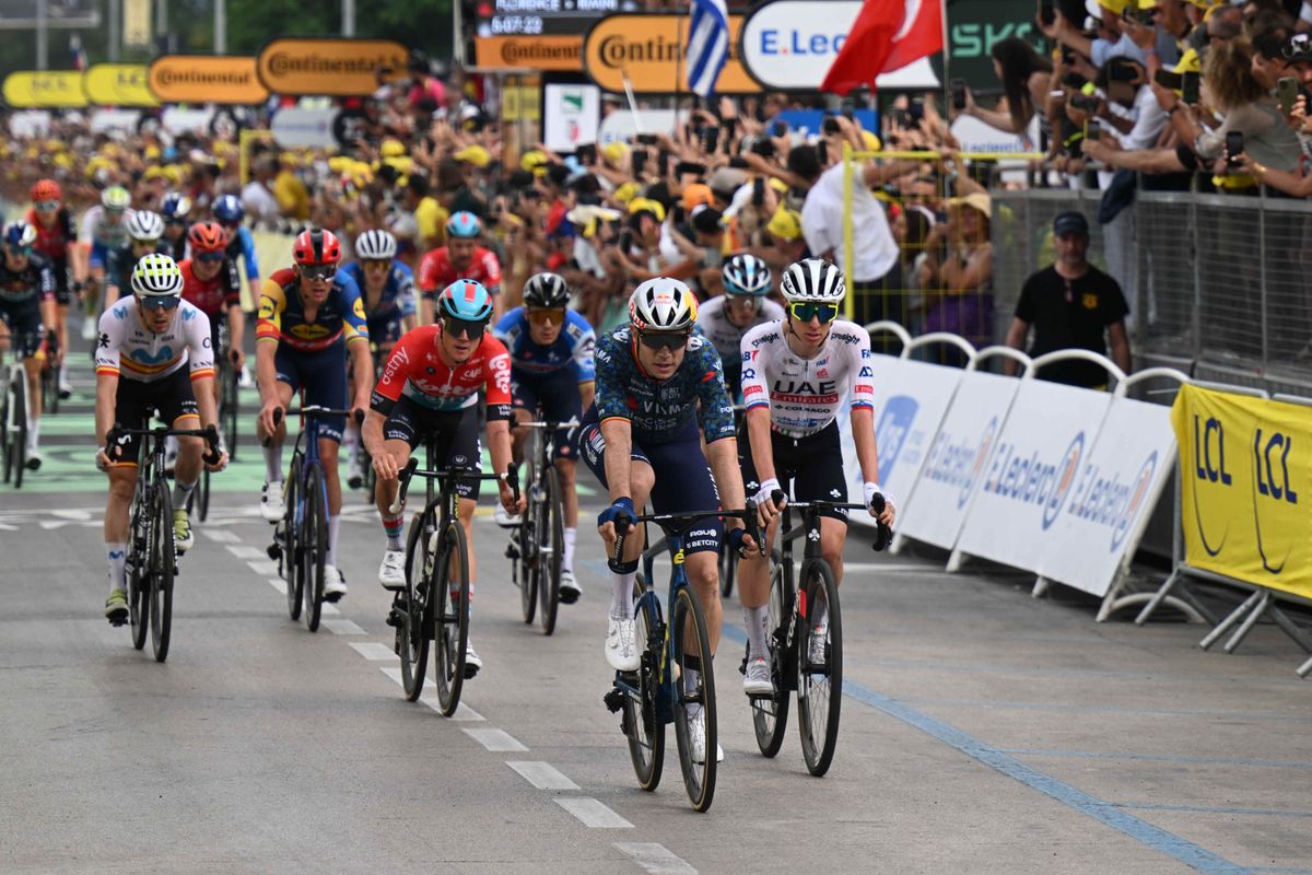 LIVE etappe 8 Tour de France 2024 | Peloton maakt zich op voor slotfase van zeer nerveuze rit