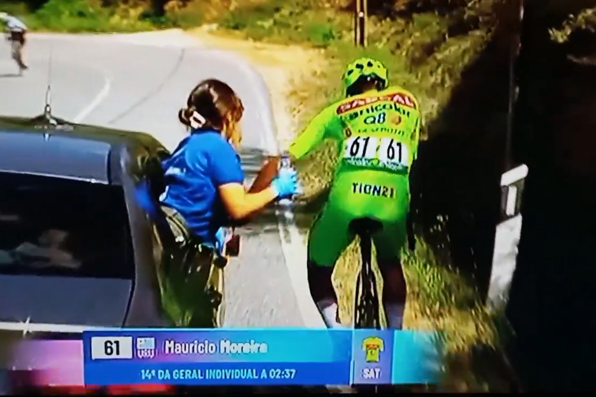 🎥 Geen fraaie beelden vanuit Portugal: renner wil door, raakt bevangen door hitte en valt van fiets