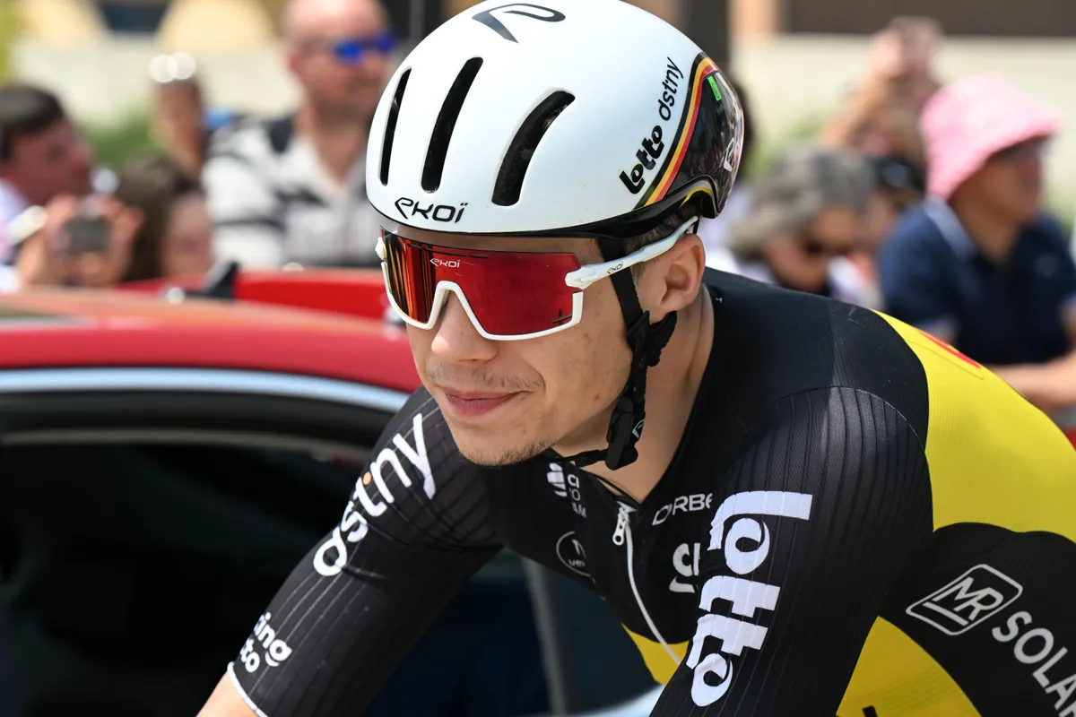 Belgisch kampioen Arnaud De Lie moet vroeg passen tijdens openingsrit Ronde van Zwitserland
