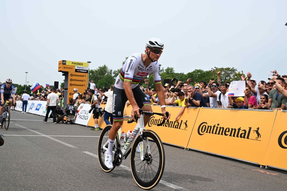 LIVE etappe 4 Tour de France 2024 | Hevige strijd richting tussensprint, Pedersen en Van der Poel actief