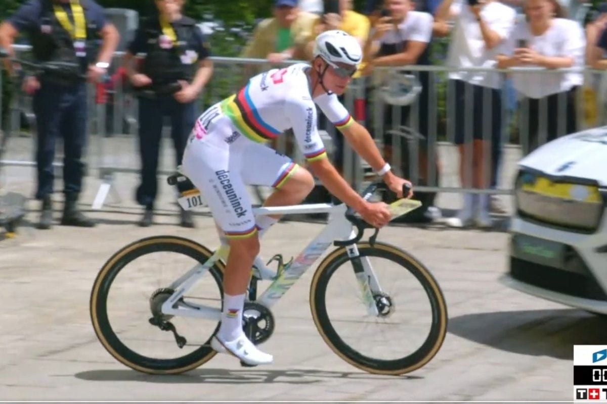 LIVE etappe 9 Tour de France 2024 | Van der Poel met witte broek, Van Aert voelt zich niet top en offert zich op