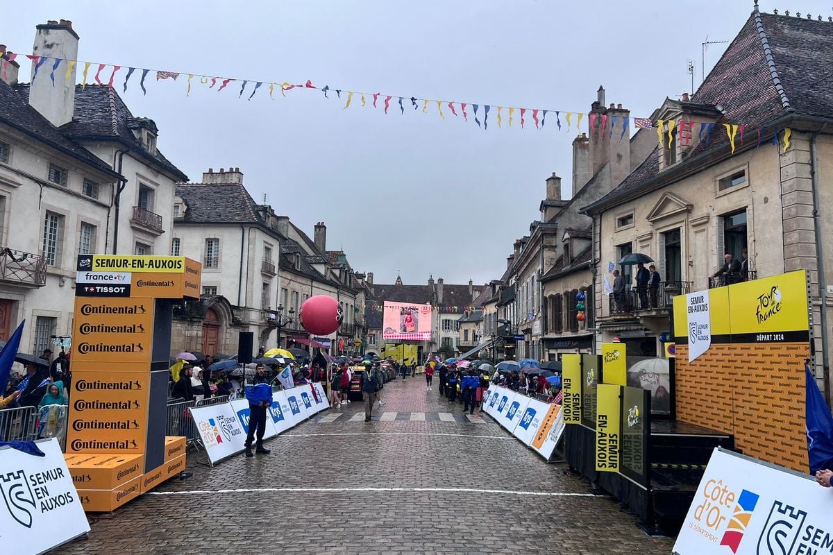 LIVE etappe 8 Tour de France 2024 | Renners presenteren zich met regenjasjes voor overgangsrit