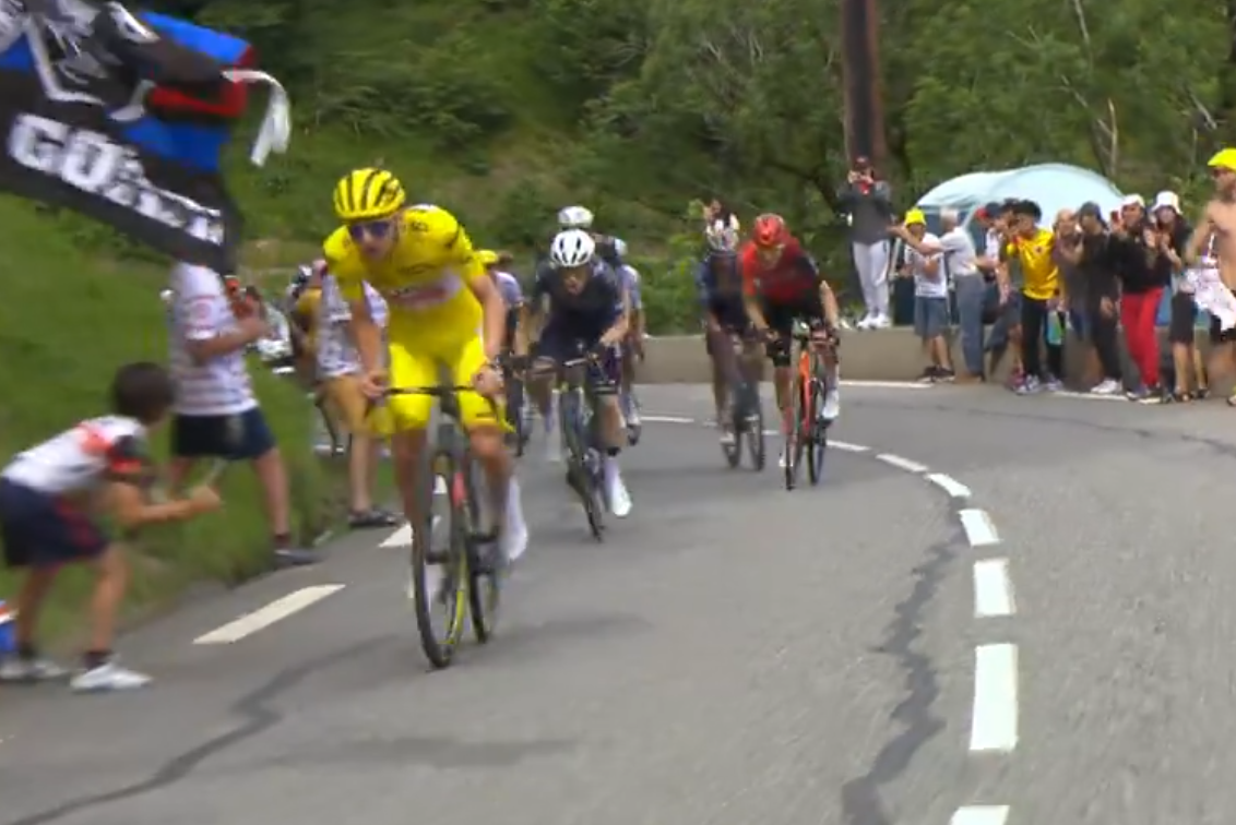 Indrukwekkende Pogacar slaat hárd terug naar Vingegaard in eerste Pyreneeënrit van Tour de France