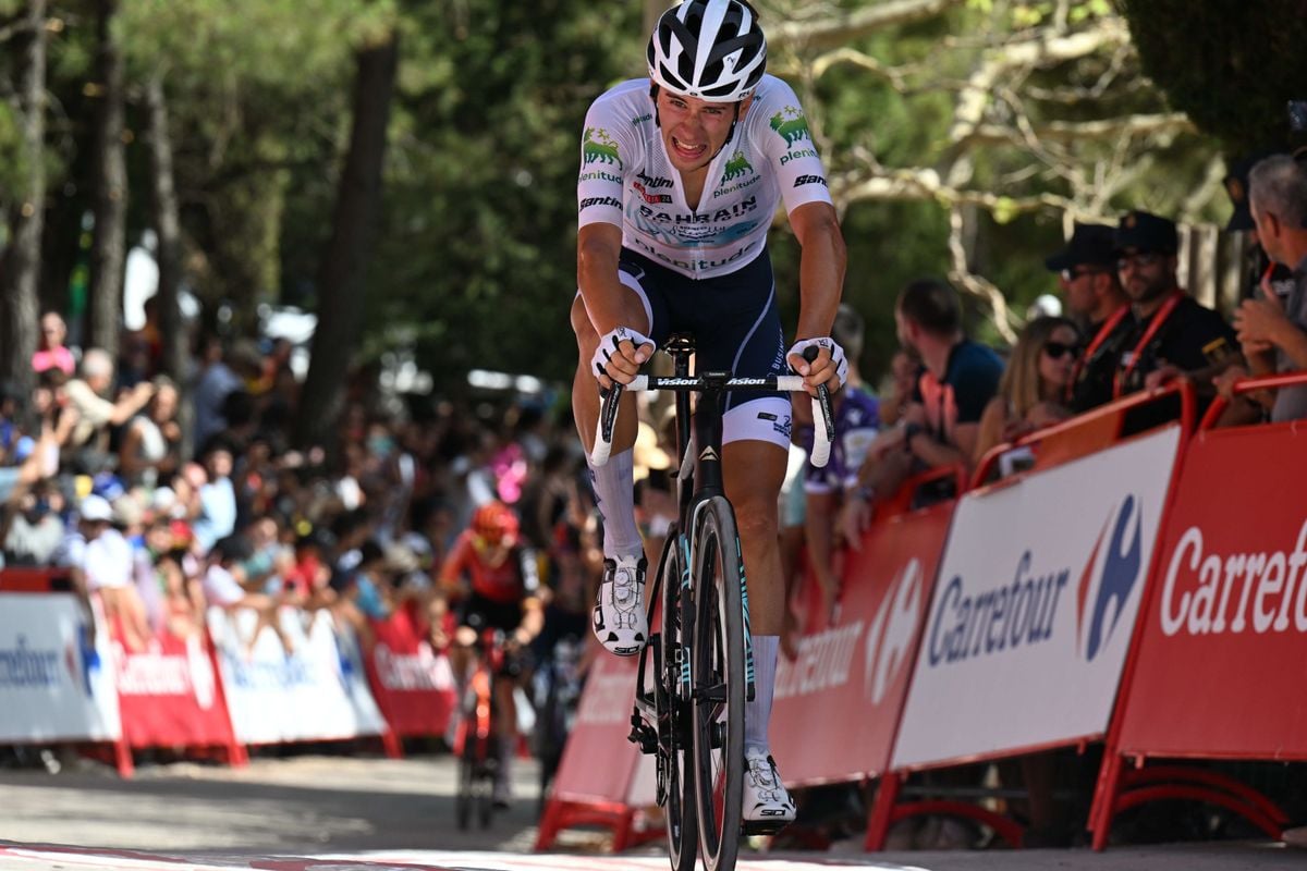 Geen corona, wel zonnesteek: witte trui Tiberi stapt noodgedwongen af in Vuelta