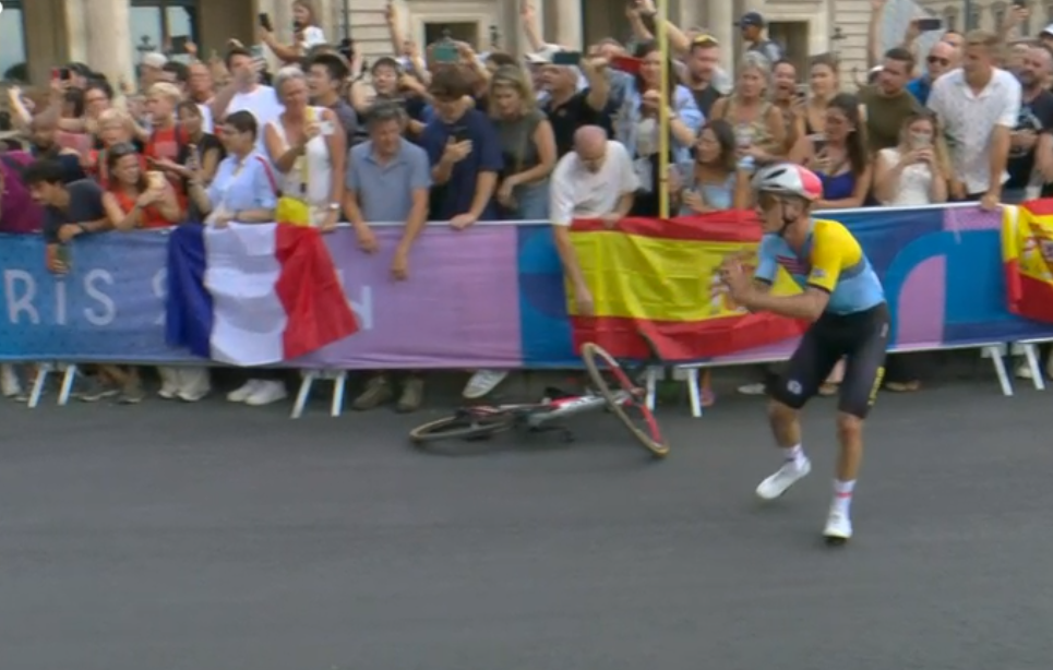 Head coach and mechanic explain why Evenepoel's flat tire shouldn't have happened a minute earlier