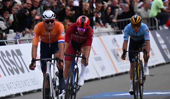 Evenepoel buigt diep voor Pogacar op WK: 'Toen hij ging, sprak ik direct met Van der Poel'