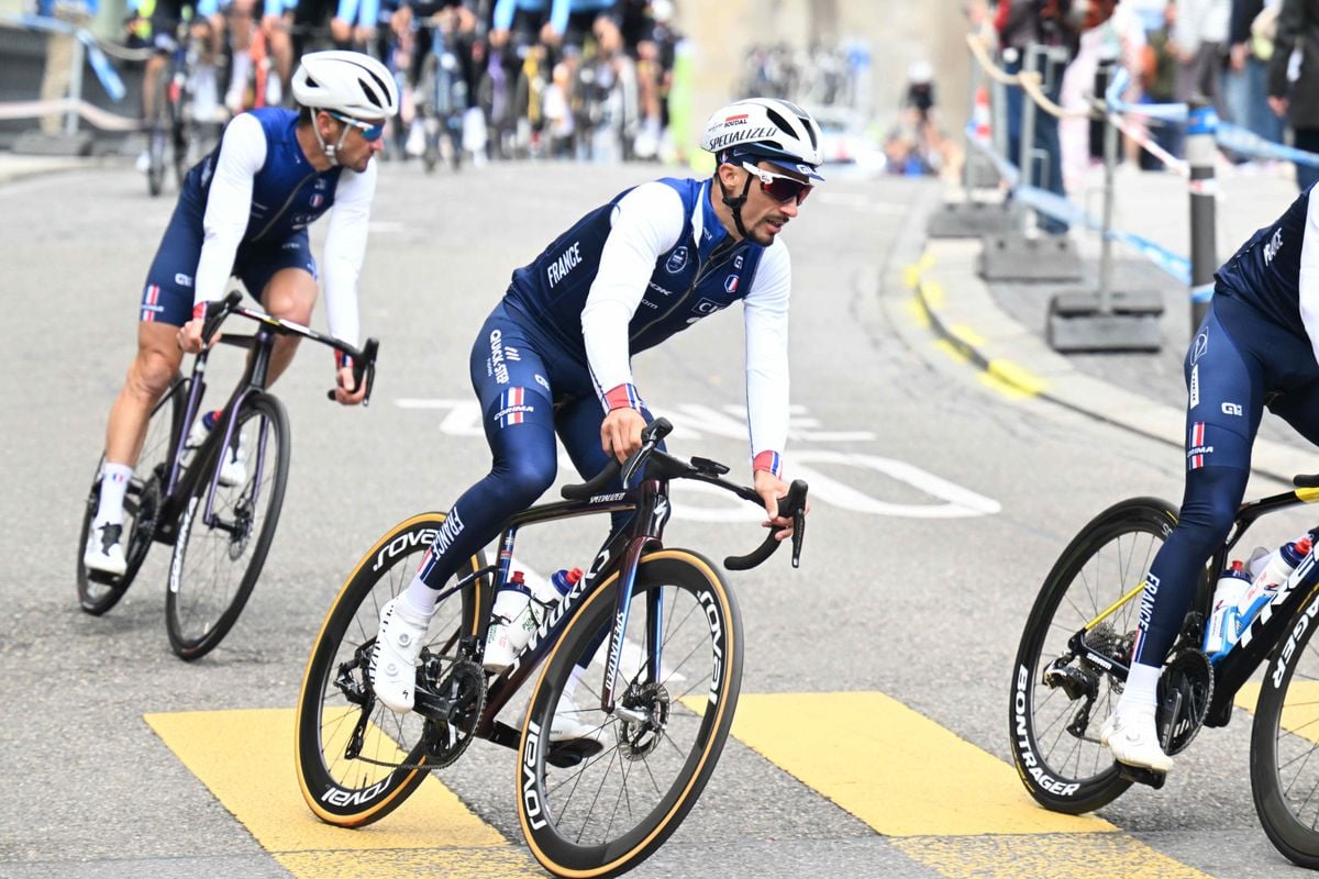 Drama in de WK-ochtend: Alaphilippe crasht en valt uit, Skjelmose blesseert rug aan ontbijttafel; ook DNF