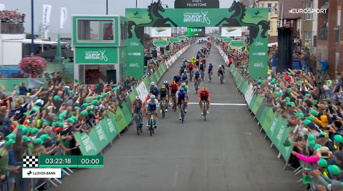 Govekar wint ondanks actieve Evenepoel chaotische slotrit Tour of Britain, Williams pakt eindzege