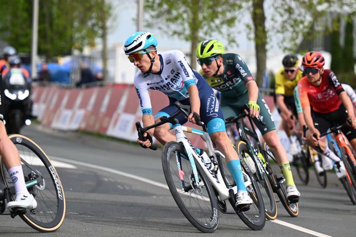 Karsten Kroon keek met stijgende verbazing naar Pogi-show in Lombardije: 'Dan gaat de UCI ingrijpen' | Indeleiderstrui.nl