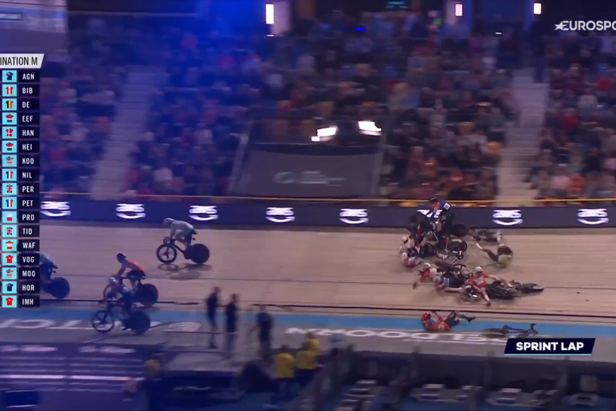 🎥Mega crash shakes up elimination race in Apeldoorn: nearly the entire peloton hits the floor