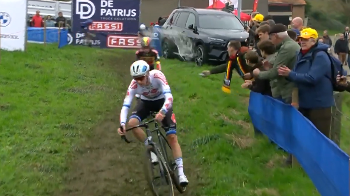 🎥 Another major incident in cyclo-cross: Spectator throws beer on Iserbyt and police step in!