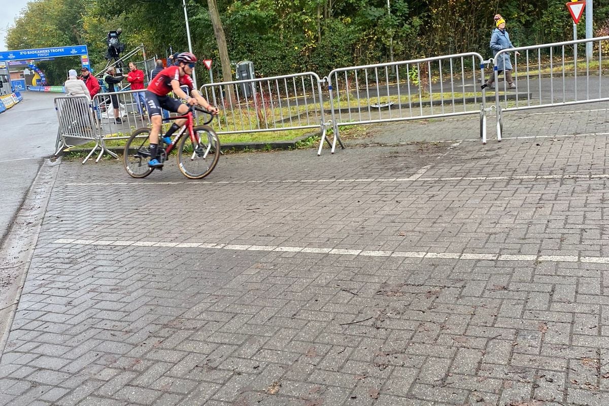 Op moeilijke dag voor beloftencross pakt Van den Eijnden eerste podium: 'Wat er is gebeurd, is superheftig'