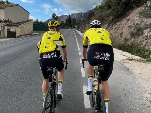 'Been a while'; ook Wout van Aert trekt loopschoenen aan, terwijl Visma-collega indrukwekkende tijd loopt in Frankrijk