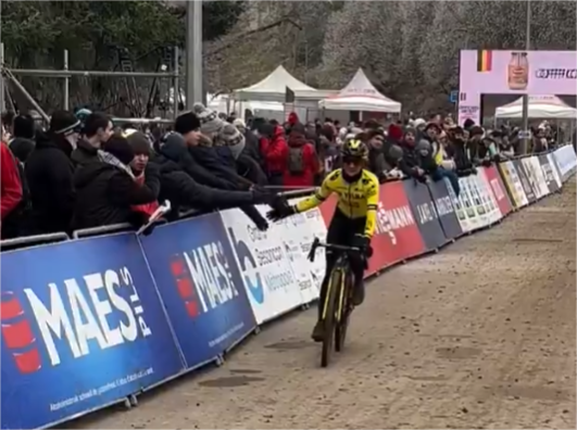 Vos returns to cyclo-cross with an impressive comeback: "Glad I was able to work my way to the front"