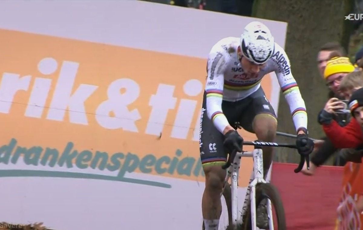 Van der Poel gets frustrated in Gavere, but can laugh about his race despite 'stupid mistakes'