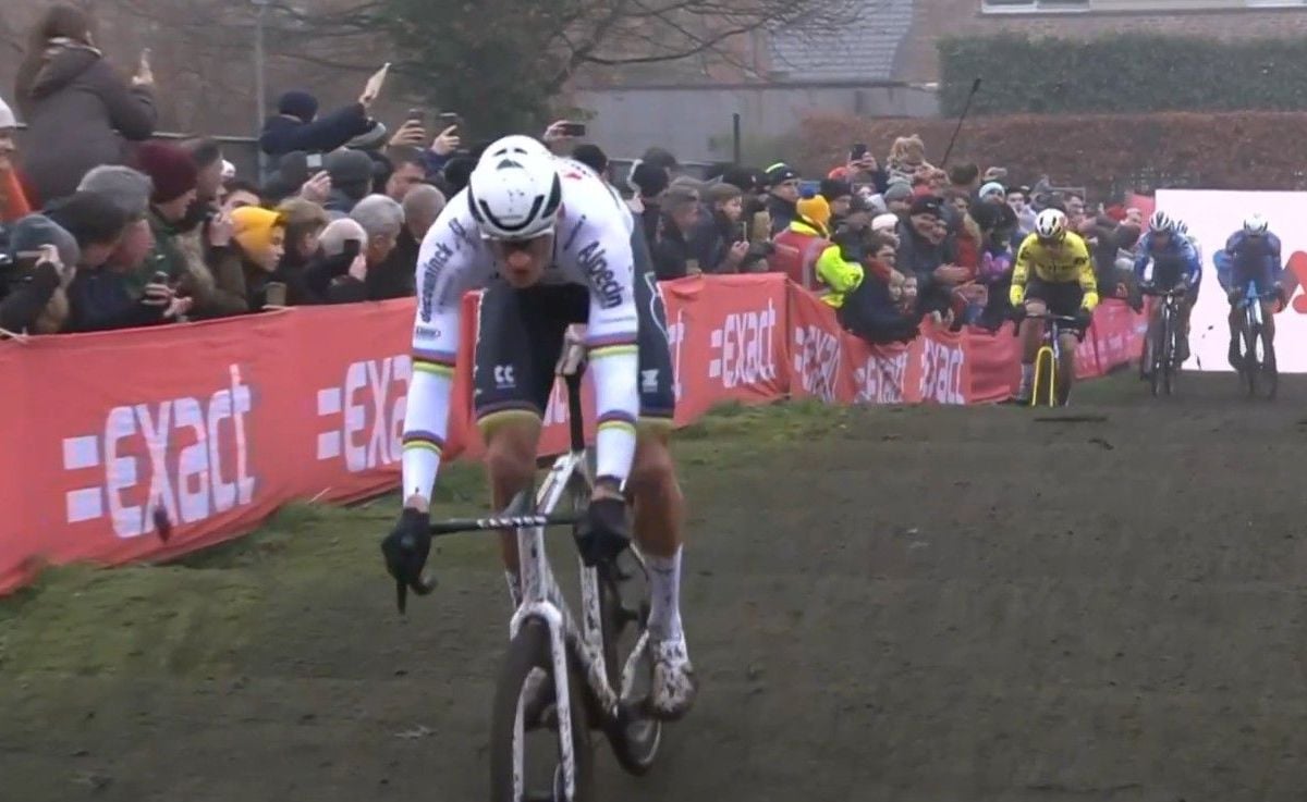 Van der Poel pakte na kanonstart Van Aert over: 'Hij heeft het talent en klasse van zichzelf'