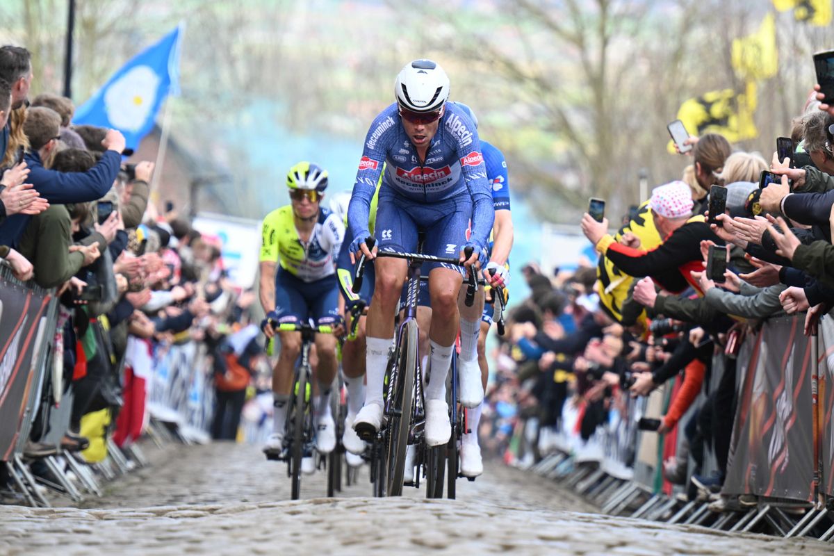 Morning routine of Alpecin-Deceunick as ideal preparation for Roubaix: "You automatically get into the mood"