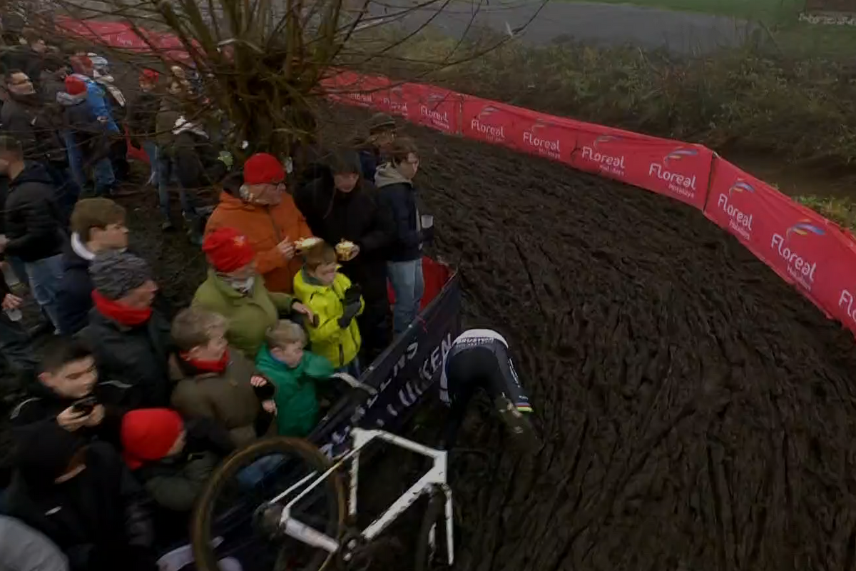 🎥 Van der Poel maakt zeldzaam foutje tijdens verkenning Loenhout en wenst rivaal Van Aert succes