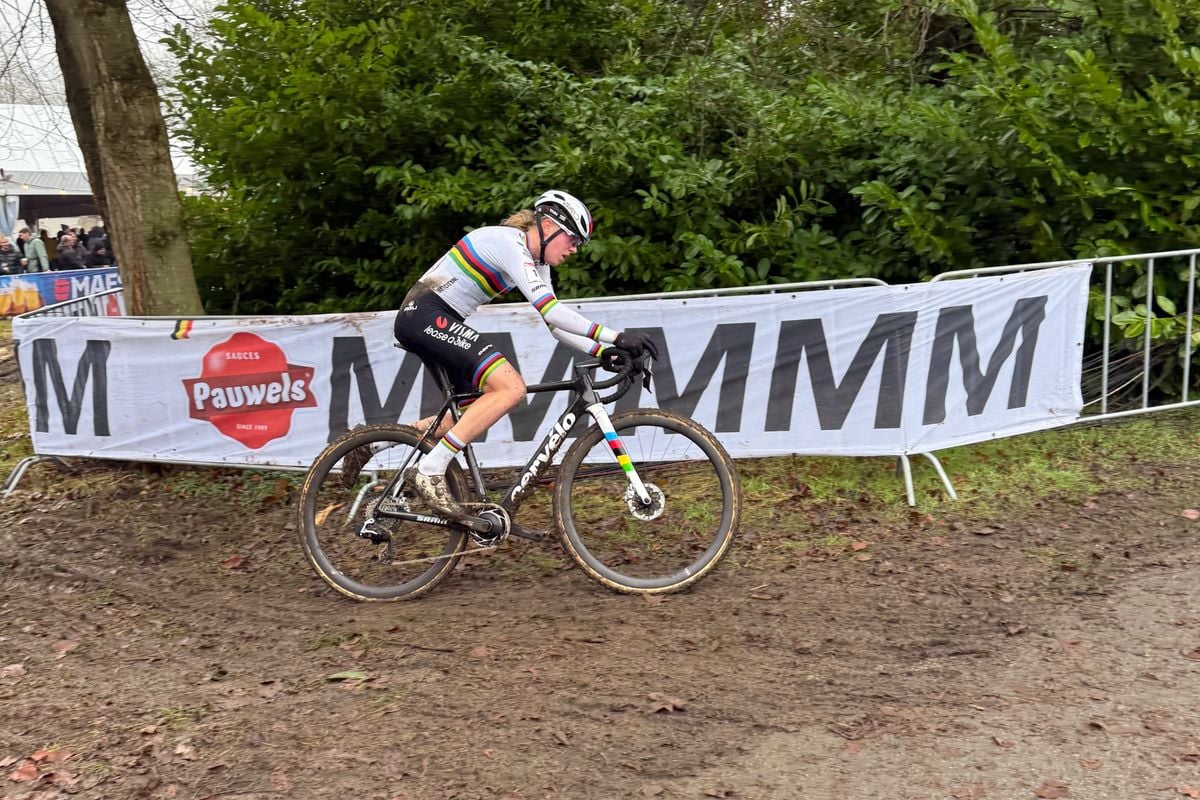 Despite crash in slippery Roubaix recon, Van Empel secures victory in Gavere: "Hope my knee heals well"