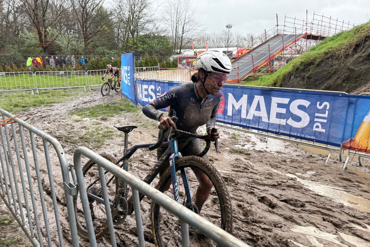 Ondertussen in het peloton | Opsteker voor Betsema, maar Alvarado moet start crossjaar aan zich voorbij laten gaan