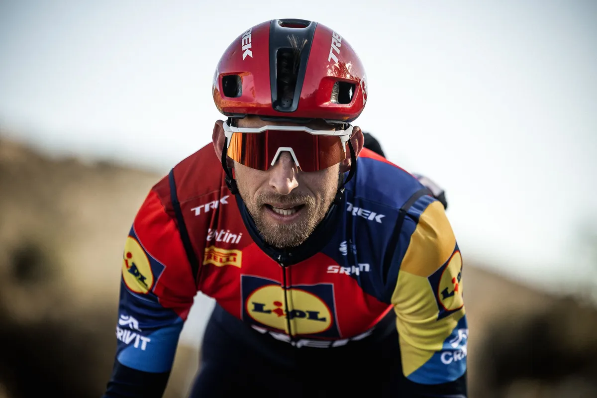 LIVE etappe 3 Ronde van Romandië 2025 | Sterk drietal met twee Nederlanders krijgt veel ruimte van het peloton