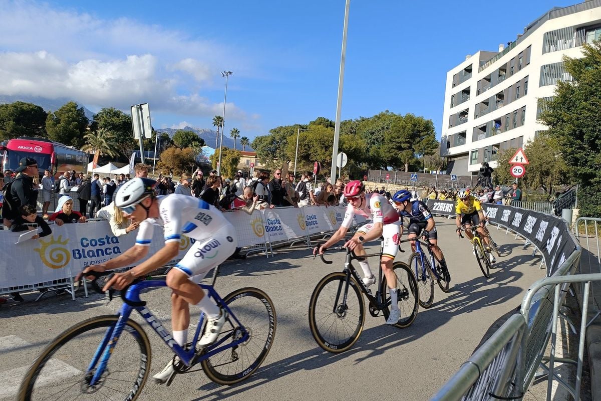 Van der Haar rijdt zichzelf via verwoestende versnelling Van Aert op podium: 'Keek niet eens naar het einde van het fietspad'