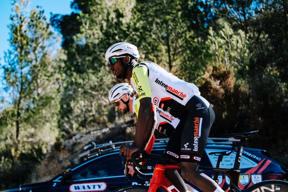 Aike Visbeek hoopt dat aanpak met Biniam Girmay zich uit gaat betalen op zwaardere aankomsten in deze Tour de France