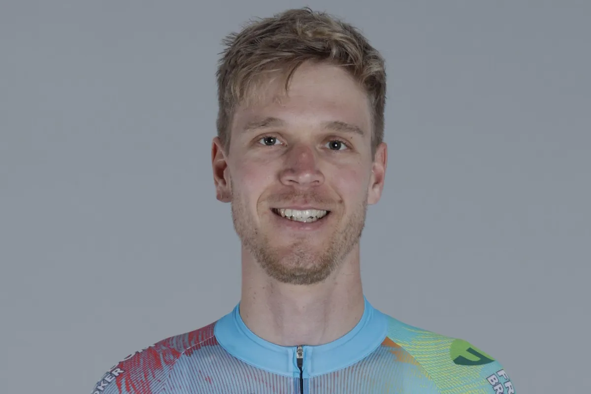 Deelnemers, rugnummers en uitvallers Tour de France 2025 | Zieke Cees Bol verschijnt niet aan start Pyreneeënrit