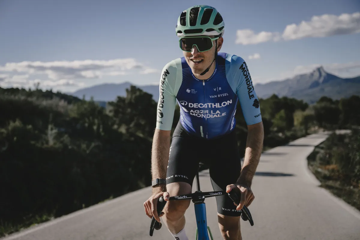 Toptalenten kloppen aan de deur bij Decathlon AG2R, dus zoekt rasklimmer zijn heil bij Groupama-FDJ