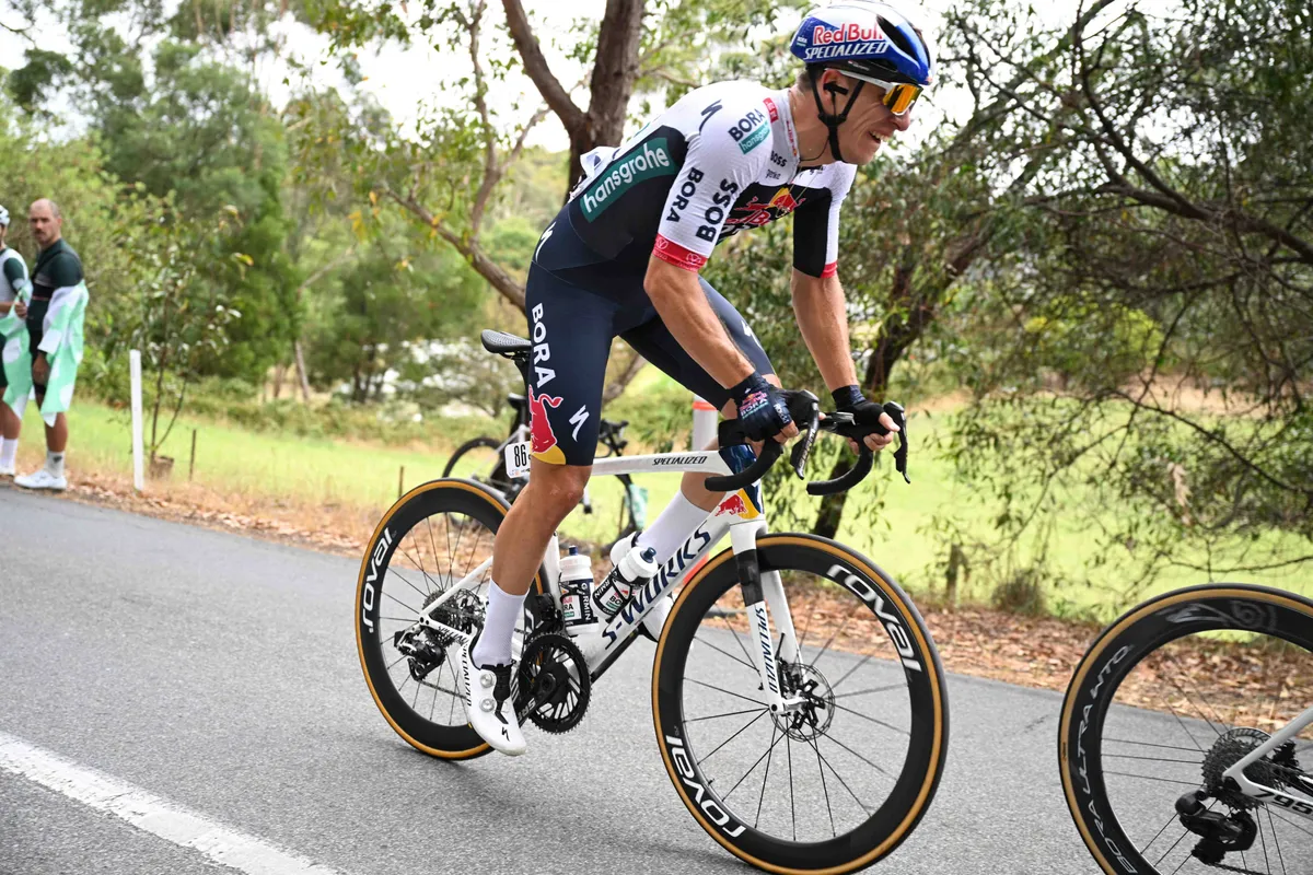 Van Poppel ziet in openingsetappe Ronde van Hongarije geen Welsford meer in zijn wiel en sprint dan zelf maar naar zege