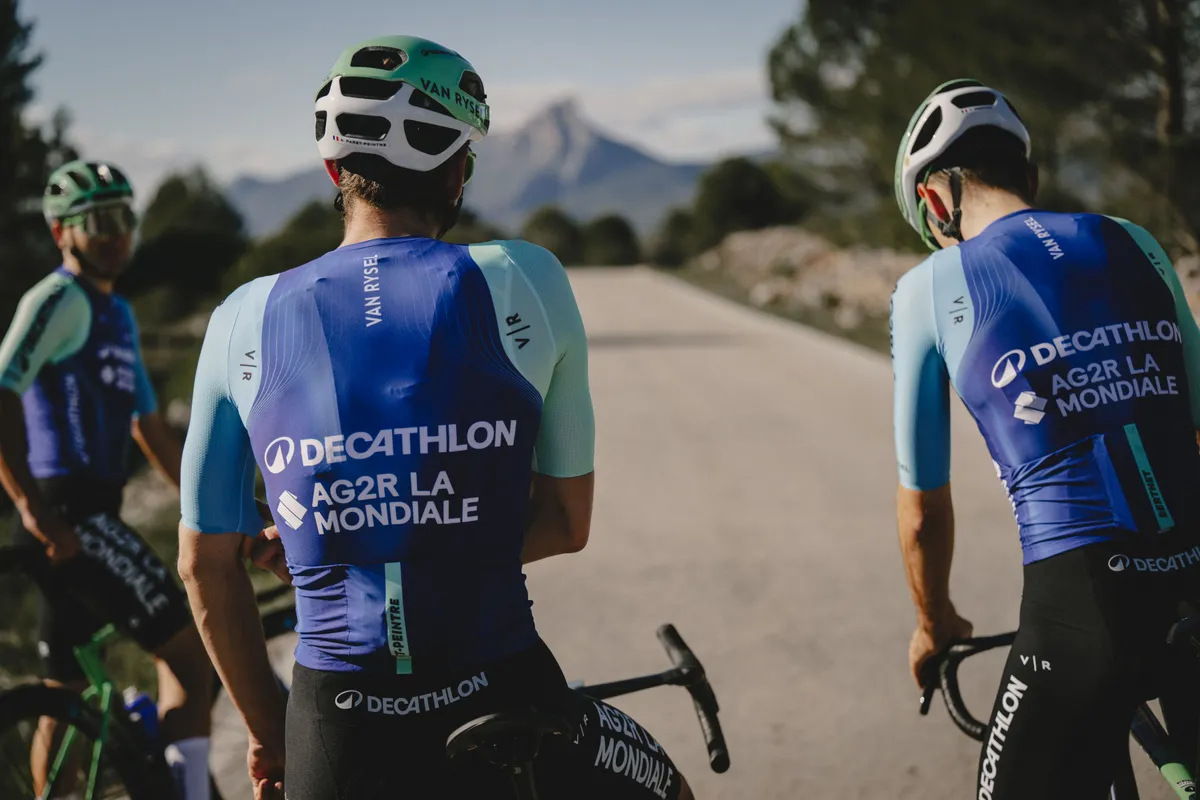 Wielertransfers 2025/2026 | Meurisse verlaat Alpecin-Deceuninck en winnaar Olympia's Tour maakt promotie